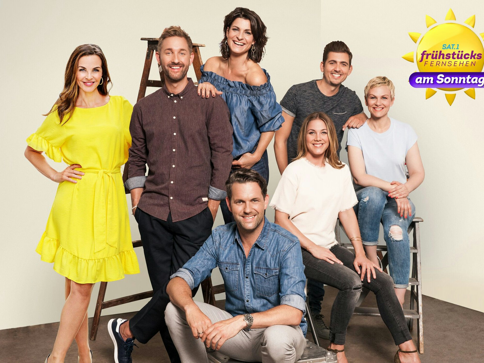 Das Sat.1-„Frühstücksfernsehen“ bekommt einen neuen Sendeplatz. Auf unserem Foto sind die Moderatoren (von links) zu sehen: Annika Lau, Daniel Boschmann, Matthias Killing, Marlene Lufen, Alina Merkau, Chris Wackert und Karen Heinrichs.