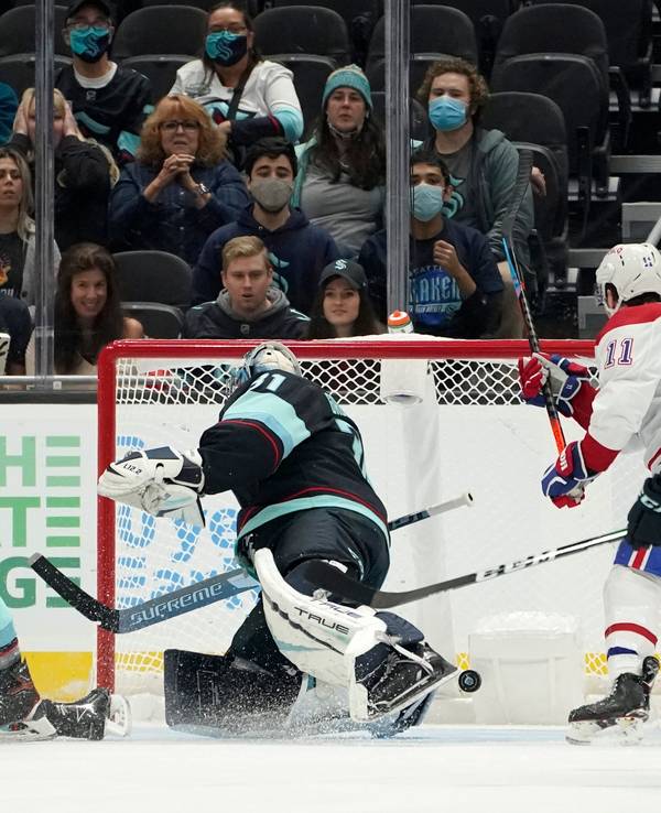 Montreal Canadiens Mike Hoffman (l) erzielt an Seattle Kraken Torwart Philipp Grubauer vorbei ein Tor.