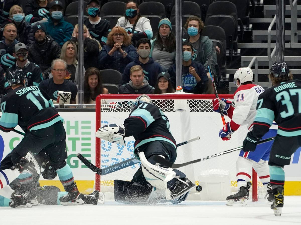 Montreal Canadiens Mike Hoffman (l) erzielt an Seattle Kraken Torwart Philipp Grubauer vorbei ein Tor.