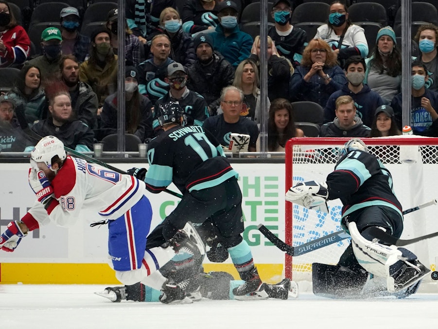 Montreal Canadiens Mike Hoffman (l) erzielt an Seattle Kraken Torwart Philipp Grubauer vorbei ein Tor.