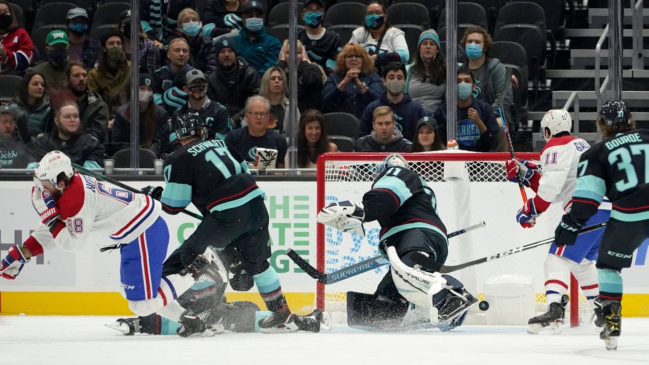 Montreal Canadiens Mike Hoffman (l) erzielt an Seattle Kraken Torwart Philipp Grubauer vorbei ein Tor.
