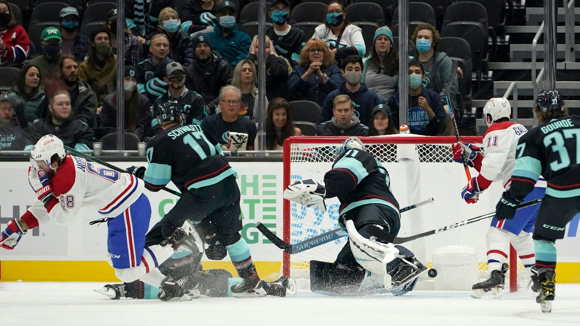 Montreal Canadiens Mike Hoffman (l) erzielt an Seattle Kraken Torwart Philipp Grubauer vorbei ein Tor.
