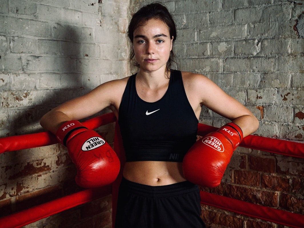 Schauspielerin Luise Großmann steht als Boxerin in einem Boxring.