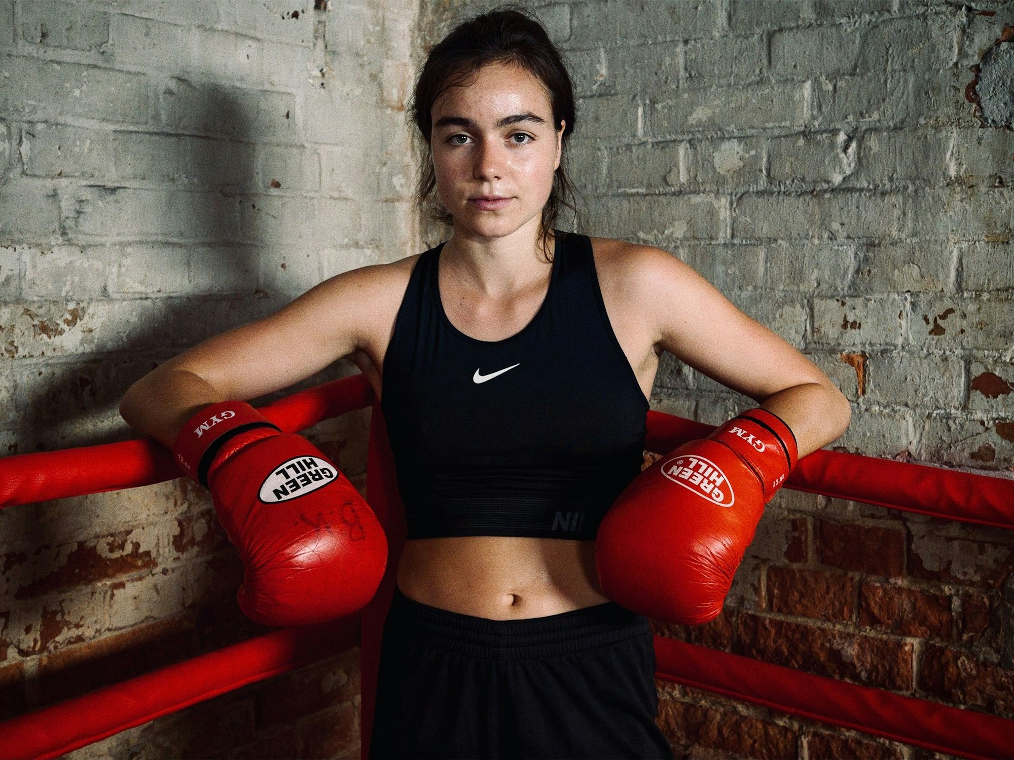 Schauspielerin Luise Großmann steht als Boxerin in einem Boxring.