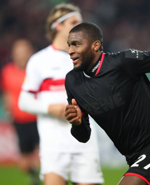 Anthony Modeste dreht am 27. Oktober 2021 nach seinem ersten Treffer für den 1. FC Köln gegen den VfB Stuttgart zum Jubel ab.