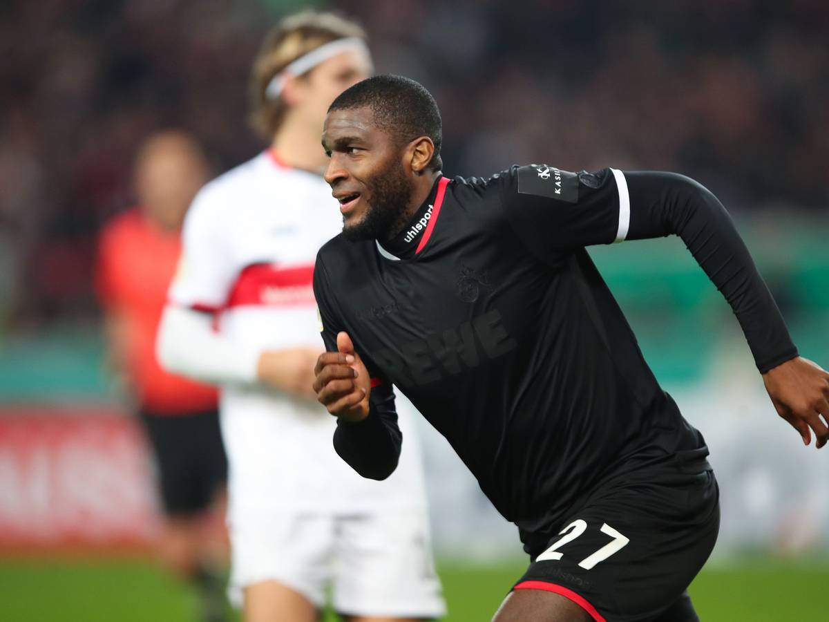 Anthony Modeste dreht am 27. Oktober 2021 nach seinem ersten Treffer für den 1. FC Köln gegen den VfB Stuttgart zum Jubel ab.