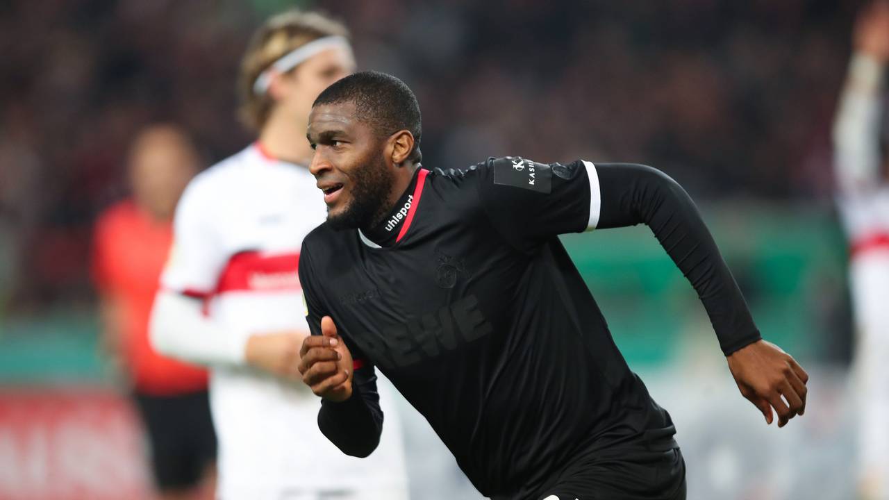Anthony Modeste dreht am 27. Oktober 2021 nach seinem ersten Treffer für den 1. FC Köln gegen den VfB Stuttgart zum Jubel ab.