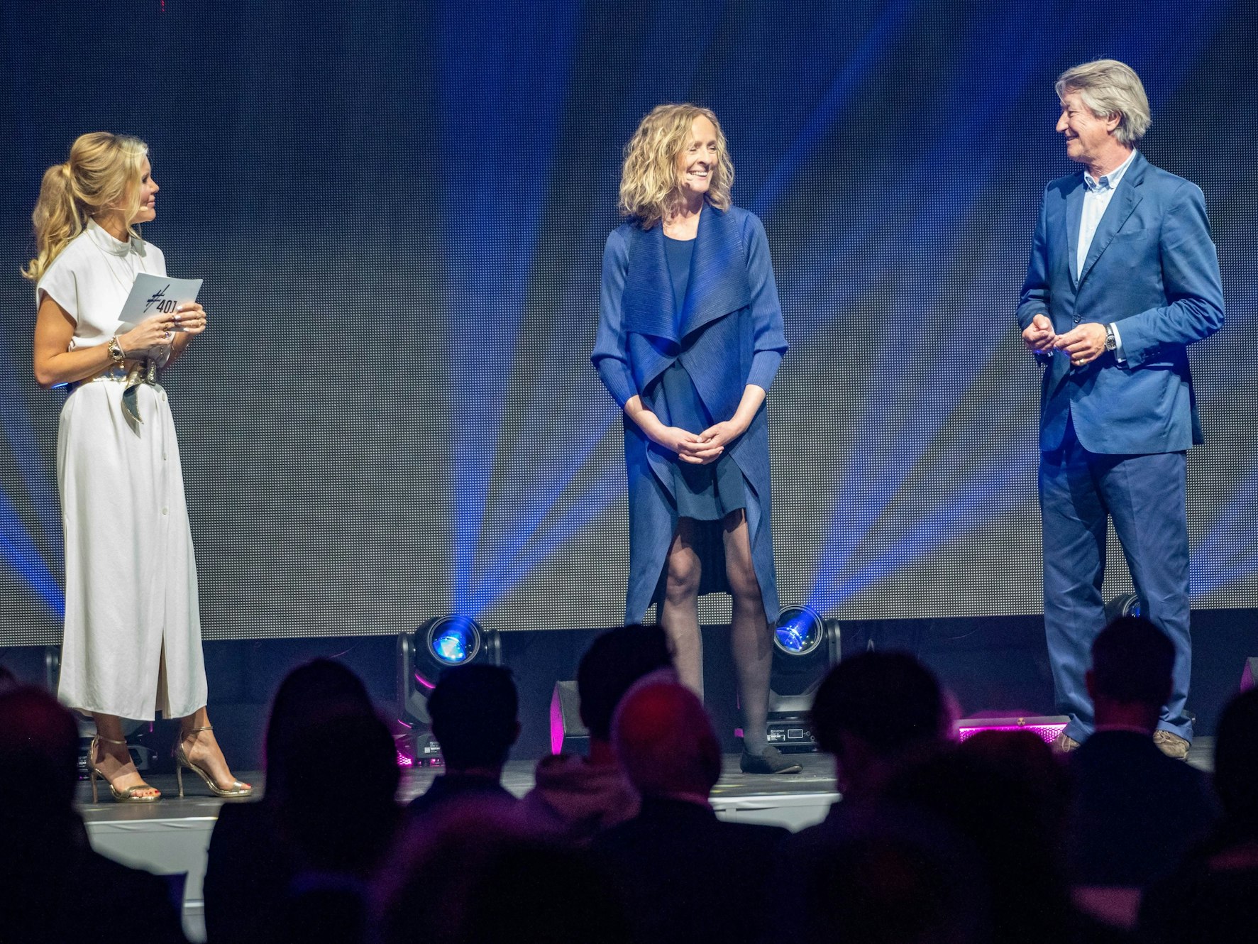 Laura Karasek steht mit Isabella Neven DuMont und Christian DuMont Schütte auf der Bühne.