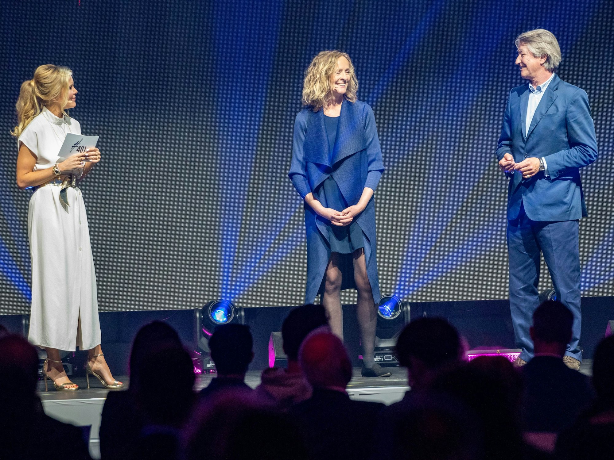 Laura Karasek steht mit Isabella Neven DuMont und Christian DuMont Schütte auf der Bühne.