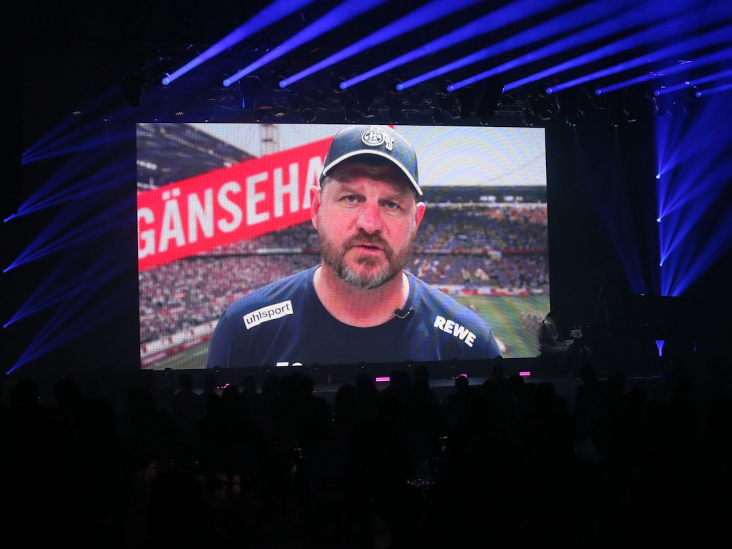 Steffen Baumgart ist auf der Videowand zu sehen.