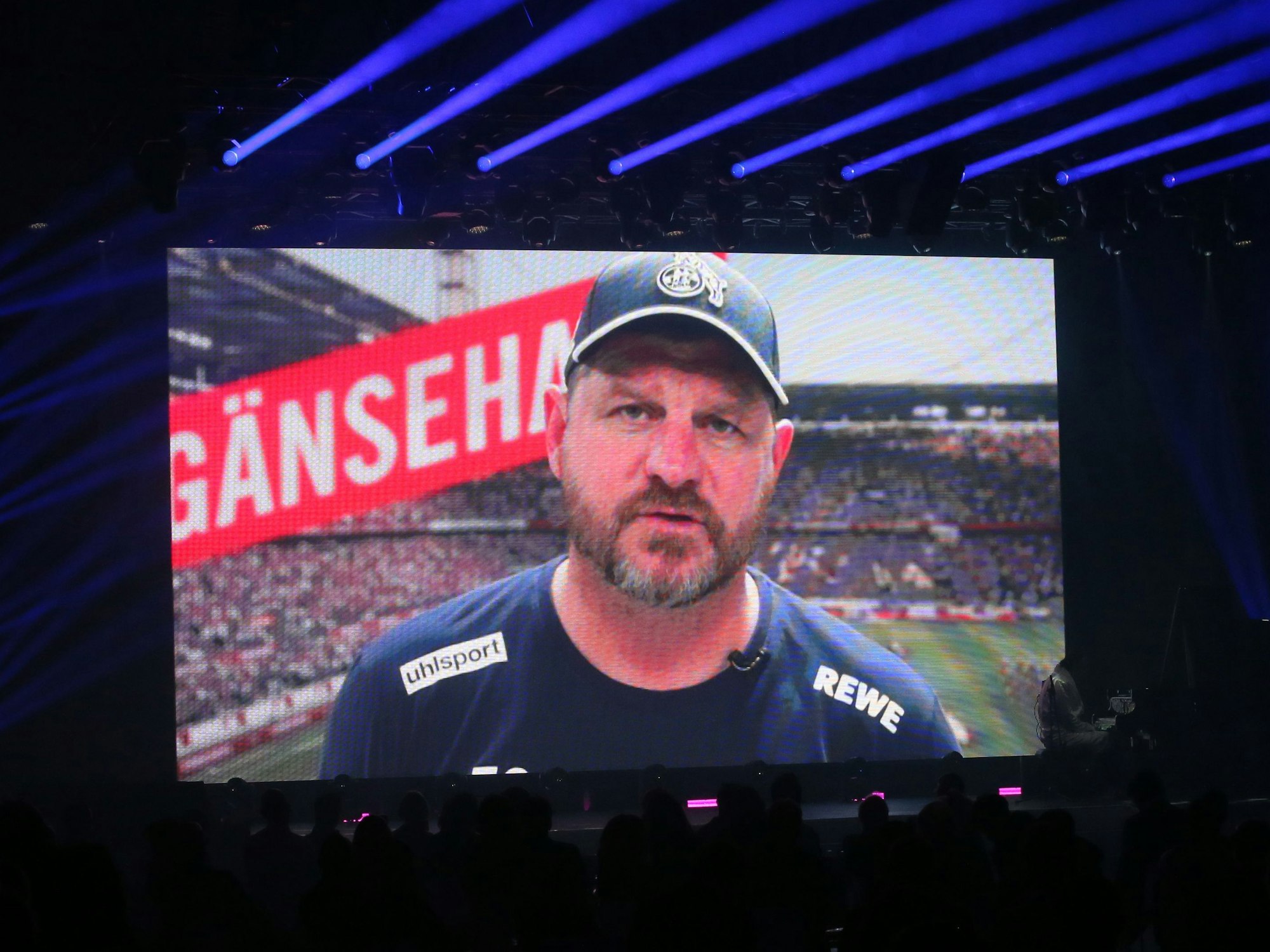 Steffen Baumgart ist auf der Videowand zu sehen.