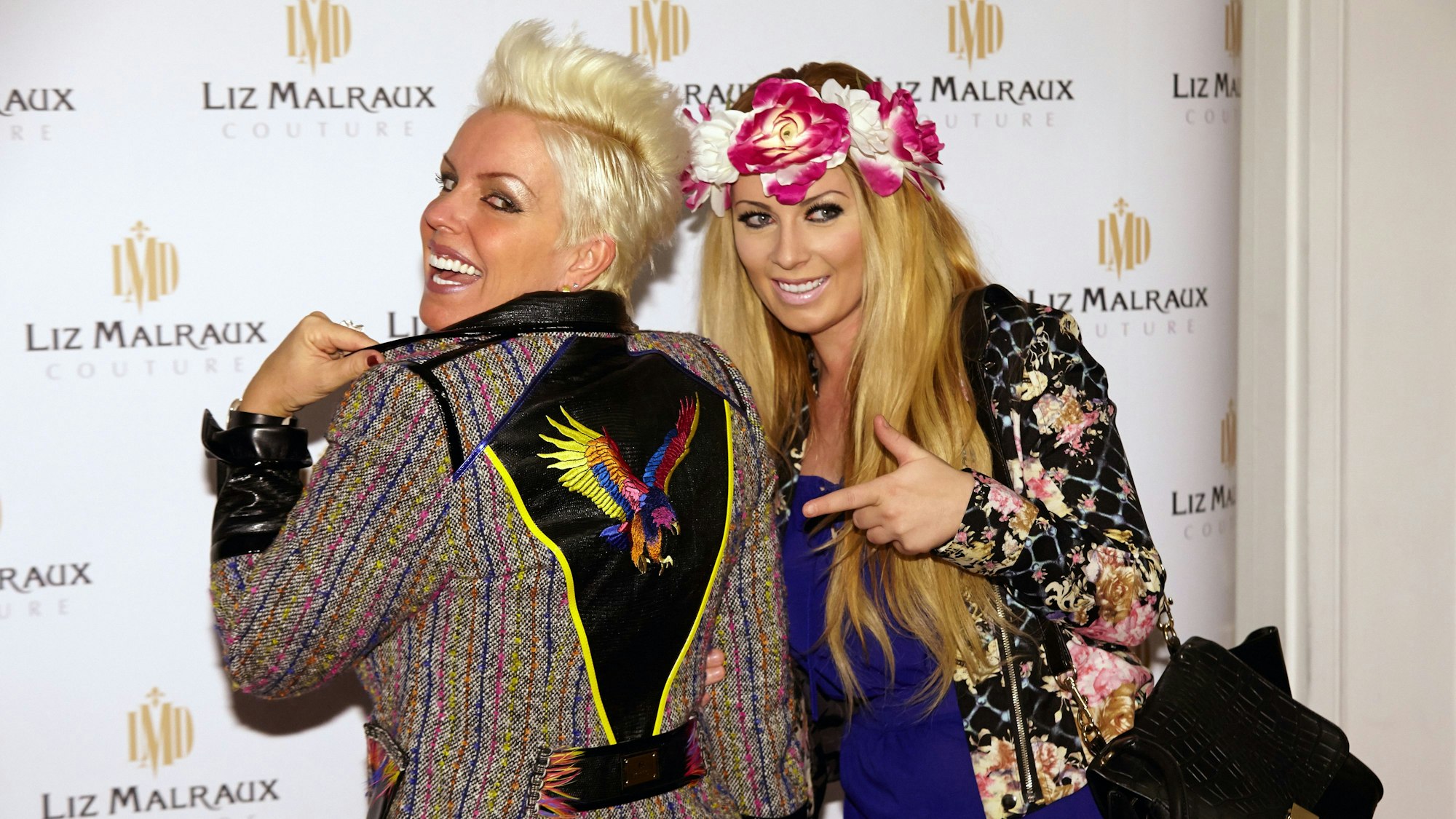 TV-Maklerin Claudia Gülzow (l) und Tochter Yulie Kendra posieren am 17.02.2014 auf dem Roten Teppich der „Fashion Show Liz Malraux“