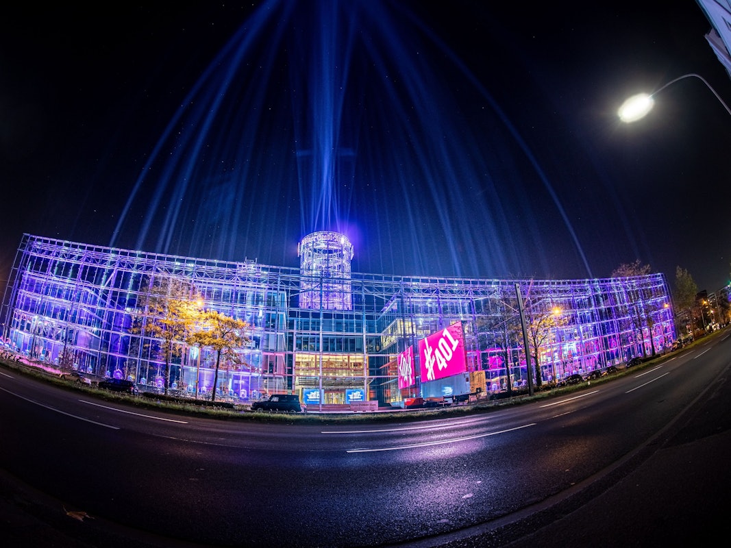 Köln: Das Neven-DuMont-Haus wird am 27. Oktober 2021 aufwendig beleuchtet.