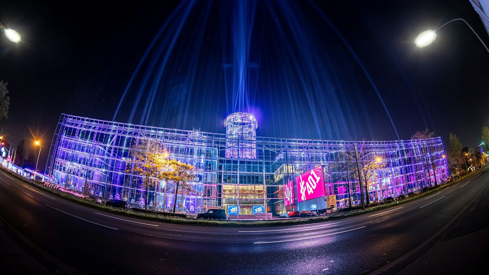 Köln: Das Neven-DuMont-Haus wird am 27. Oktober 2021 aufwendig beleuchtet.