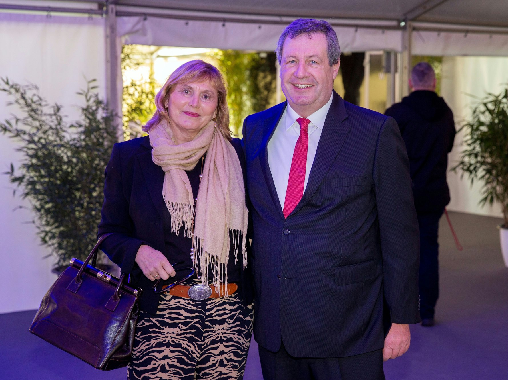 Werner Wolf und Ehefrau Monika blicken in die Kamera.