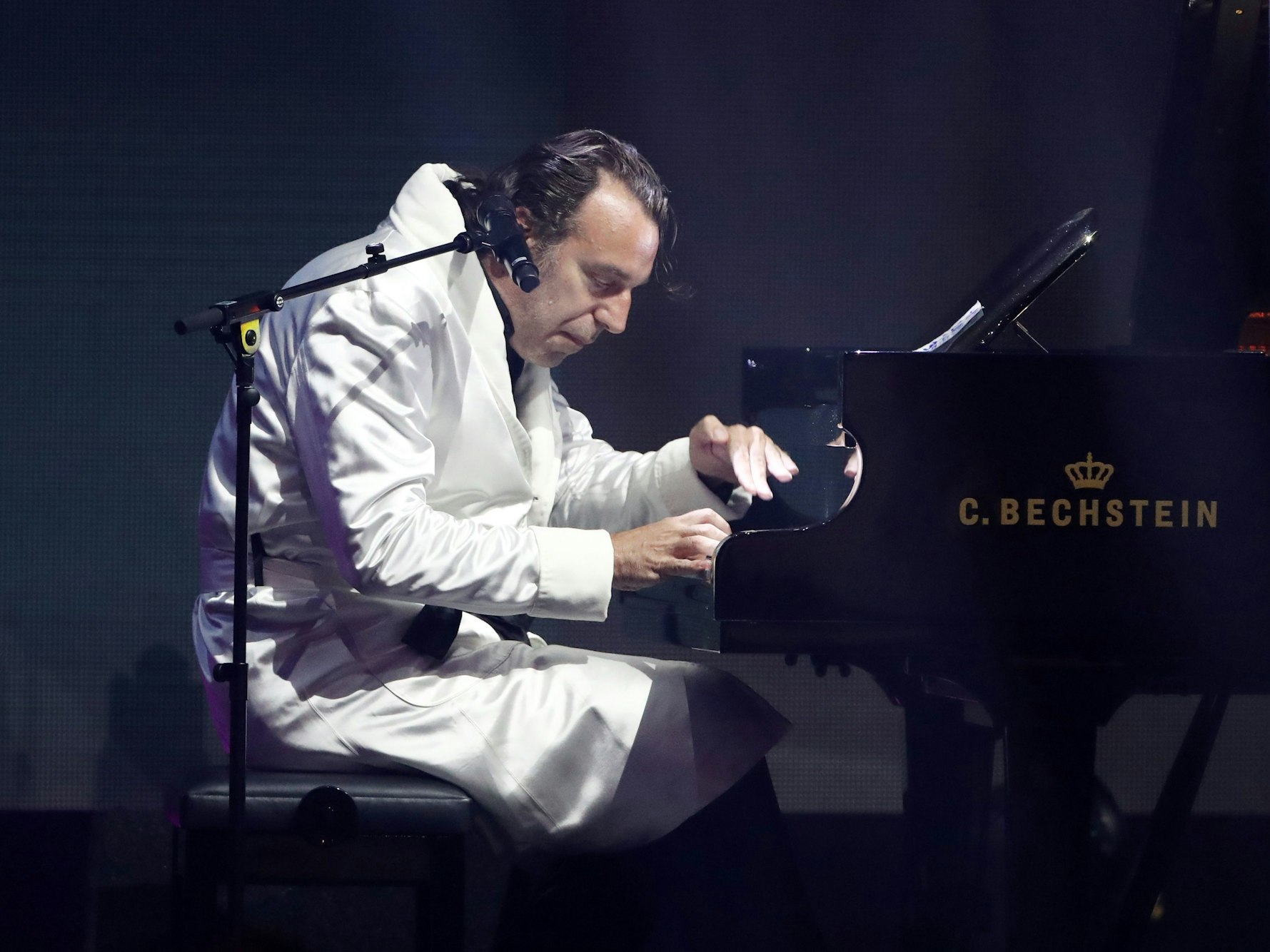 Chilly Gonzales spielt am Flügel