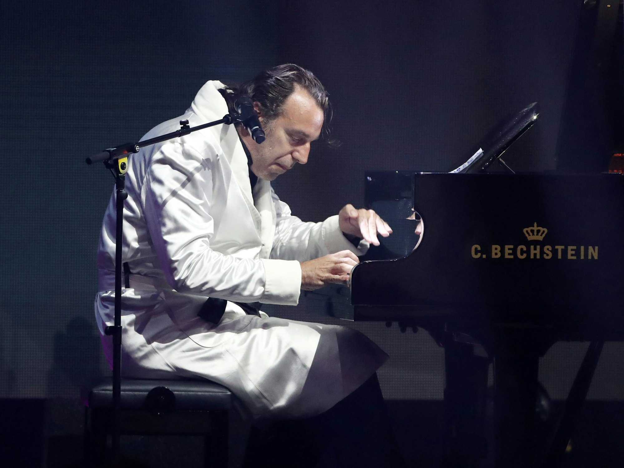 Chilly Gonzales spielt am Flügel