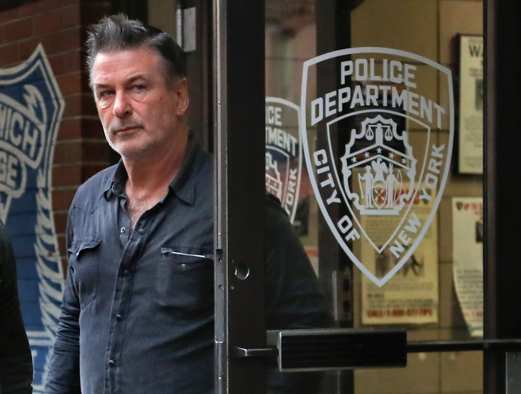 US-Schauspieler Alec Baldwin verlässt nach dem tödlichen Schuss am Rust-Set im Oktober 2021 ein Polizeirevier.