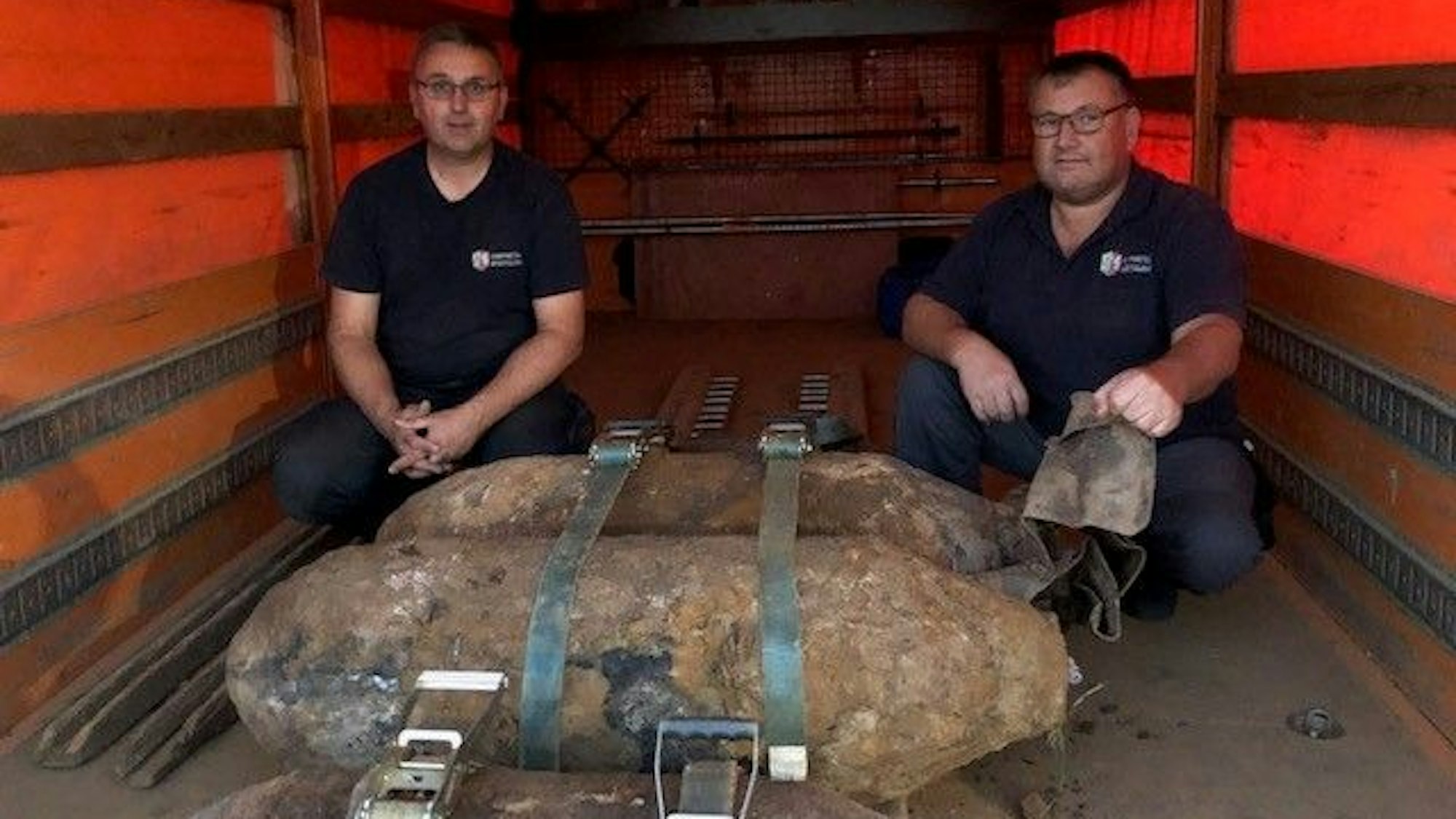 Michael Daenecke und Siegfried Konopatzki hocken neben den den entschärften Bomben.