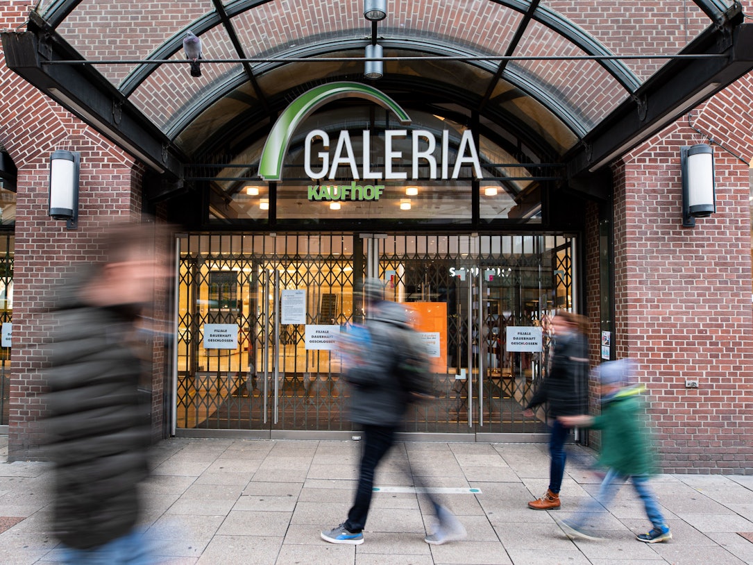 Nach Schließungen von Galeria-Kaufhof-Karstadt-Filialen (hier ein Foto vom 14. Oktober 2020) will sich die Warenhauskette neu erfinden. Unter anderem wird der Name geändert.