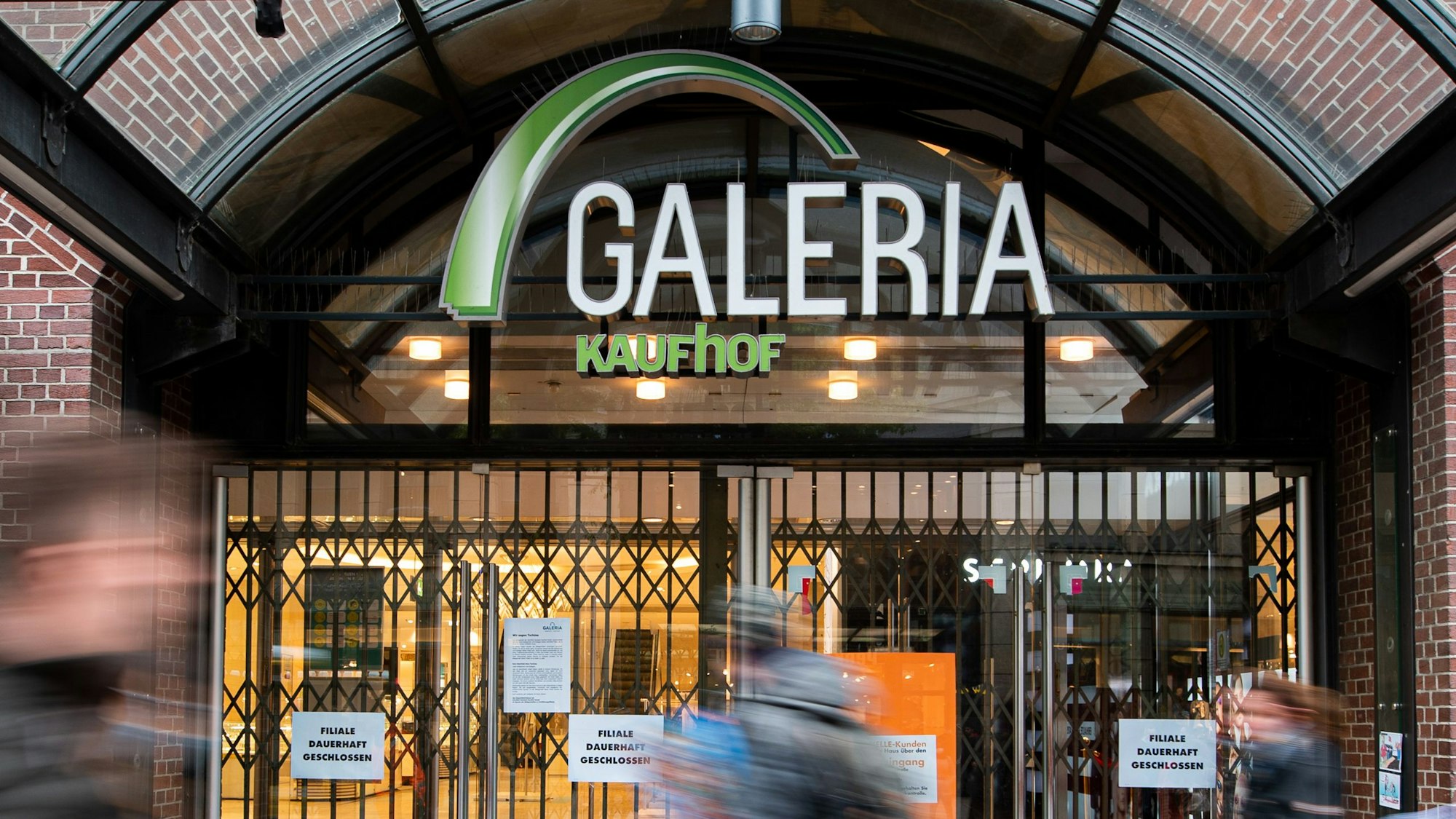 Nach Schließungen von Galeria-Kaufhof-Karstadt-Filialen (hier ein Foto vom 14. Oktober 2020) will sich die Warenhauskette neu erfinden. Unter anderem wird der Name geändert.