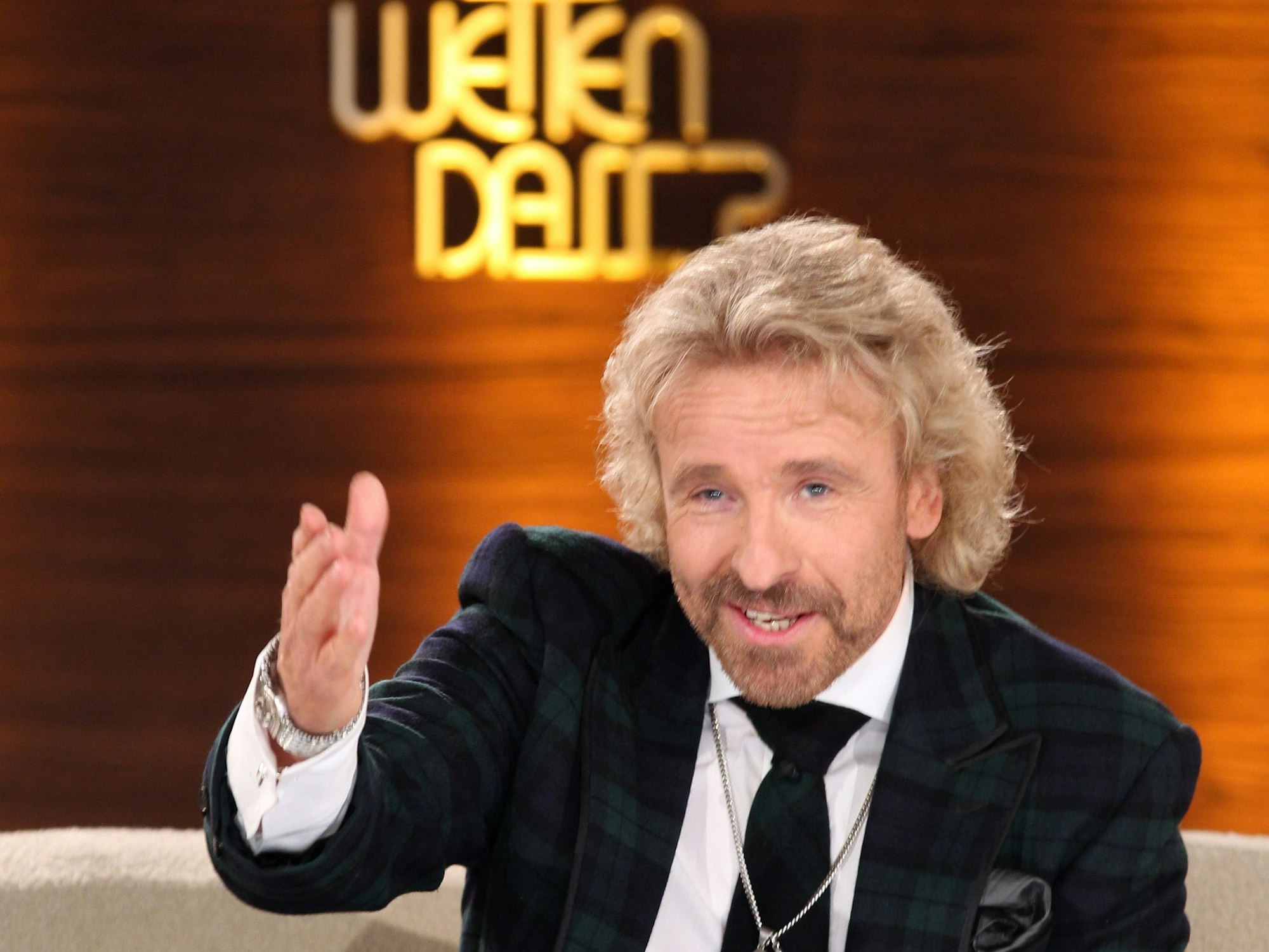 Showmaster Thomas Gottschalk moderiert die Unterhaltungssendung „Wetten, dass..?“. Lange mussten Fans auf diesen Anblick warten: Thomas Gottschalk steht am 6. November 2021 wieder auf der „Wetten, dass..?“-Bühne.