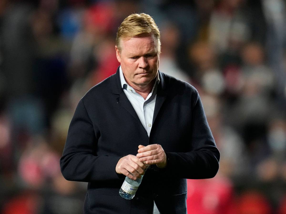 Ronald Koeman hält eine Wasserflasche in der Hand.