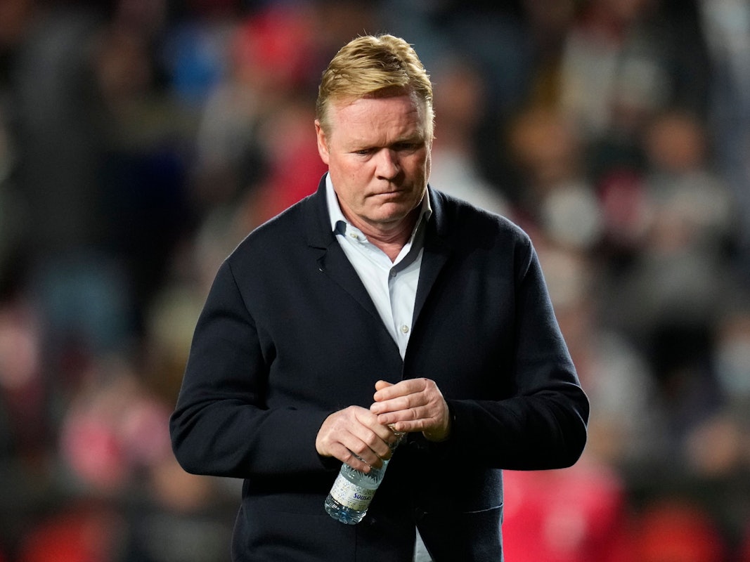 Ronald Koeman hält eine Wasserflasche in der Hand.
