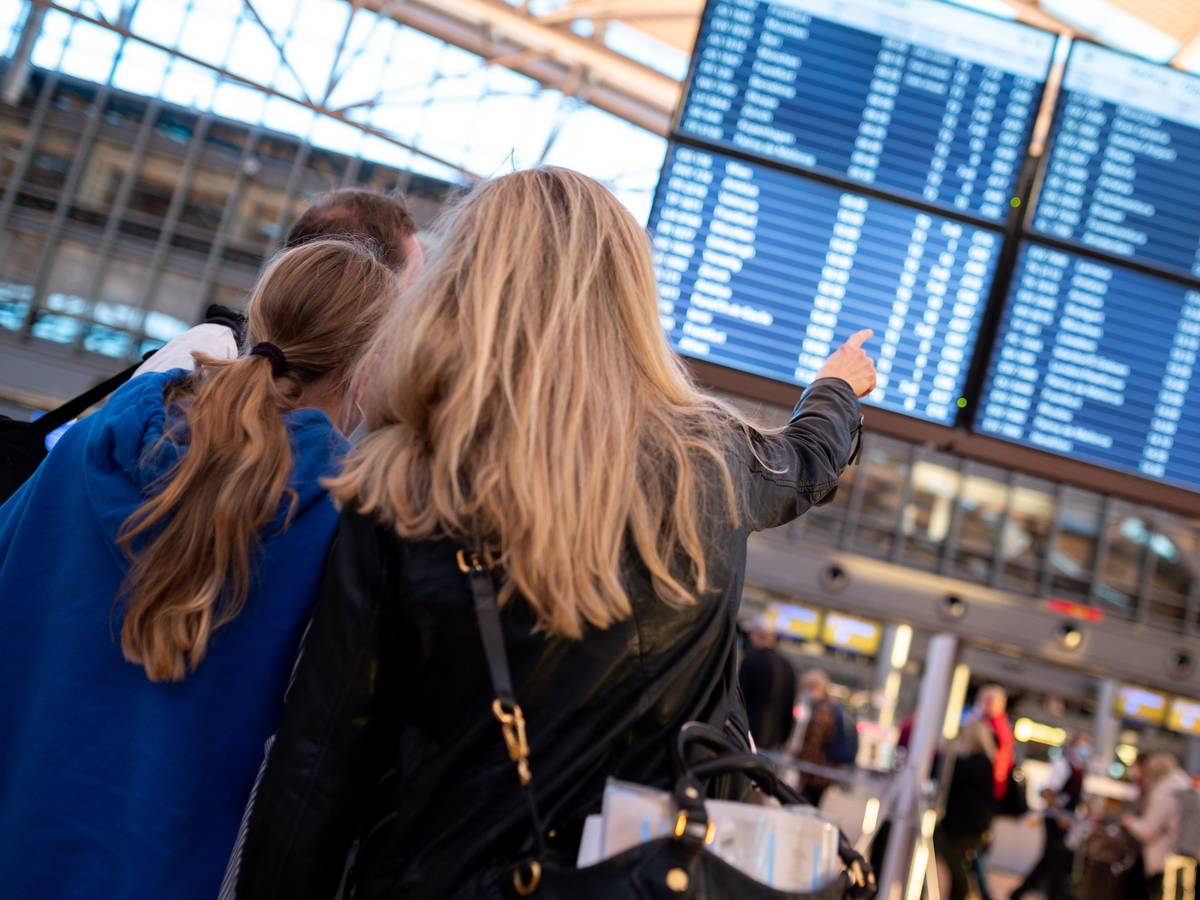 Die Reisebehörde Lonely Planet hat die Best-in-Travel-Liste für 2022 veröffentlicht. Darin werden die besten Urlaubsziele präsentiert. Das Symbolfoto (aufgenommen am 16. Oktober 2021) zeigt eine Frau, die auf eine Anzeigetafeln an einem Flughafen zeigt.
