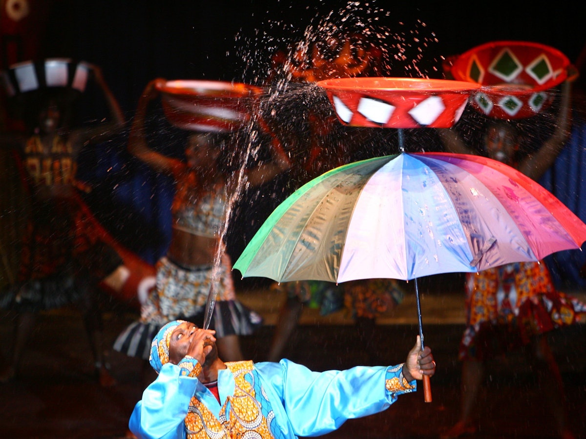 „Waterman“ Dickson Oppong von der Elfenbeinküste zeigt während einer Pressekonferenz zu „Afrika! Afrika!“ in Frankfurt am Main im Jahr 2005 seine Künste. Der Künstler trat im Jahr 2010 beim Supertalent auf RTL auf.