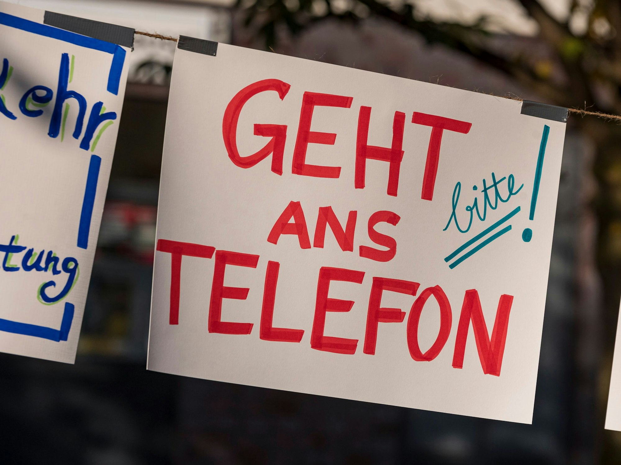 28.10.2021, Köln:
Kundgebung gegen die fehlende Erreichbarkeit der Ausländerbehörde auf dem Ottmar-Pohl-Platz in Köln Kalk.
Donnerstag 28. Oktober 2021
Aufgenommen am: 28.10.2021
Foto: Alexander Roll (Staff)
