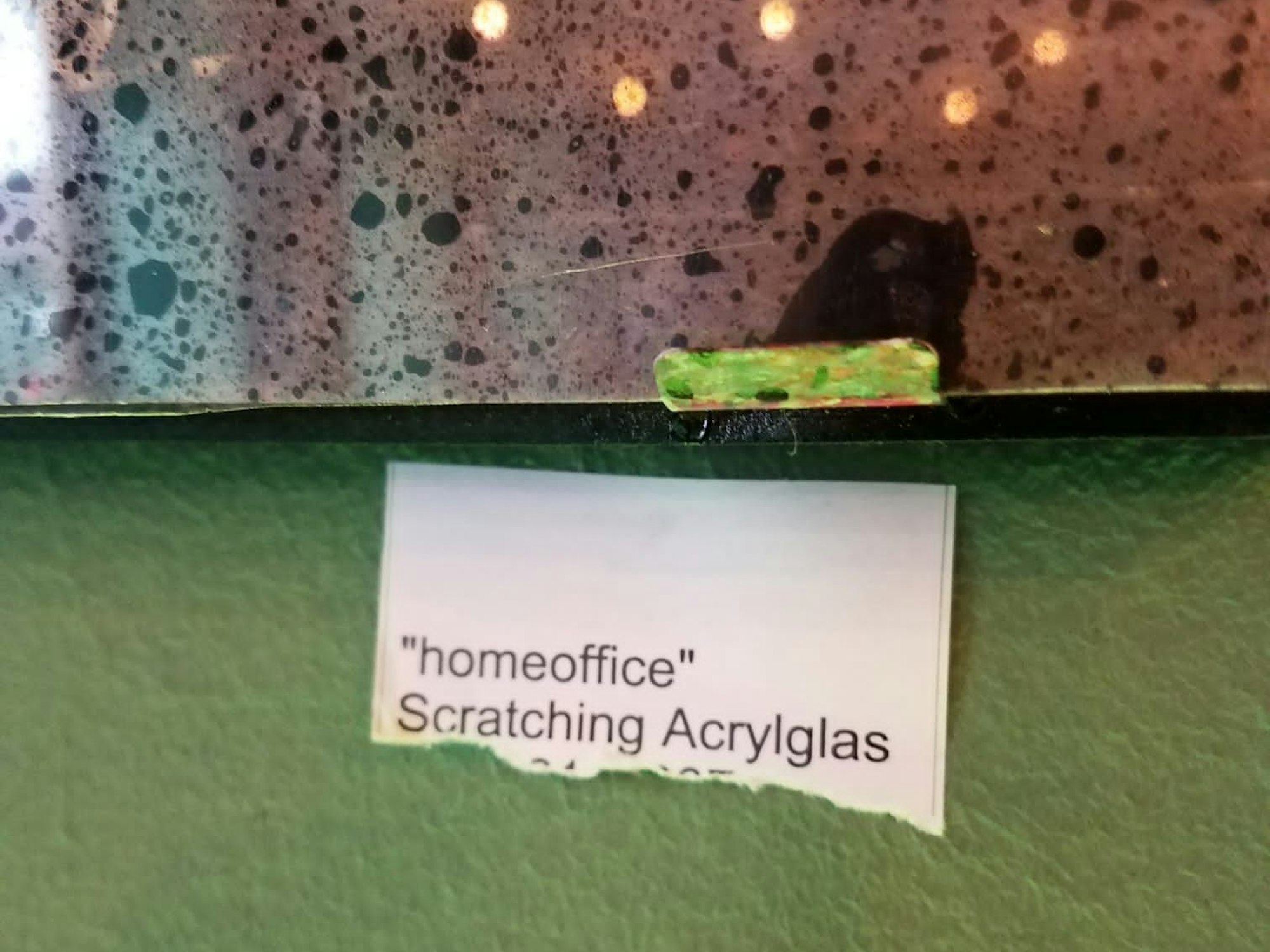 Abgerissenes Preisschild an einem Bild im Filos.