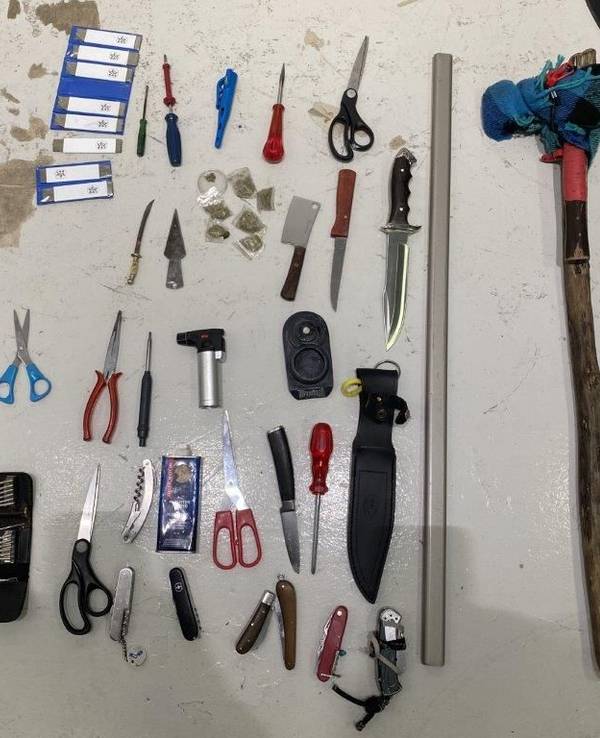 Diverse Waffen und Drogen, die bei einem Mann gefunden worden.