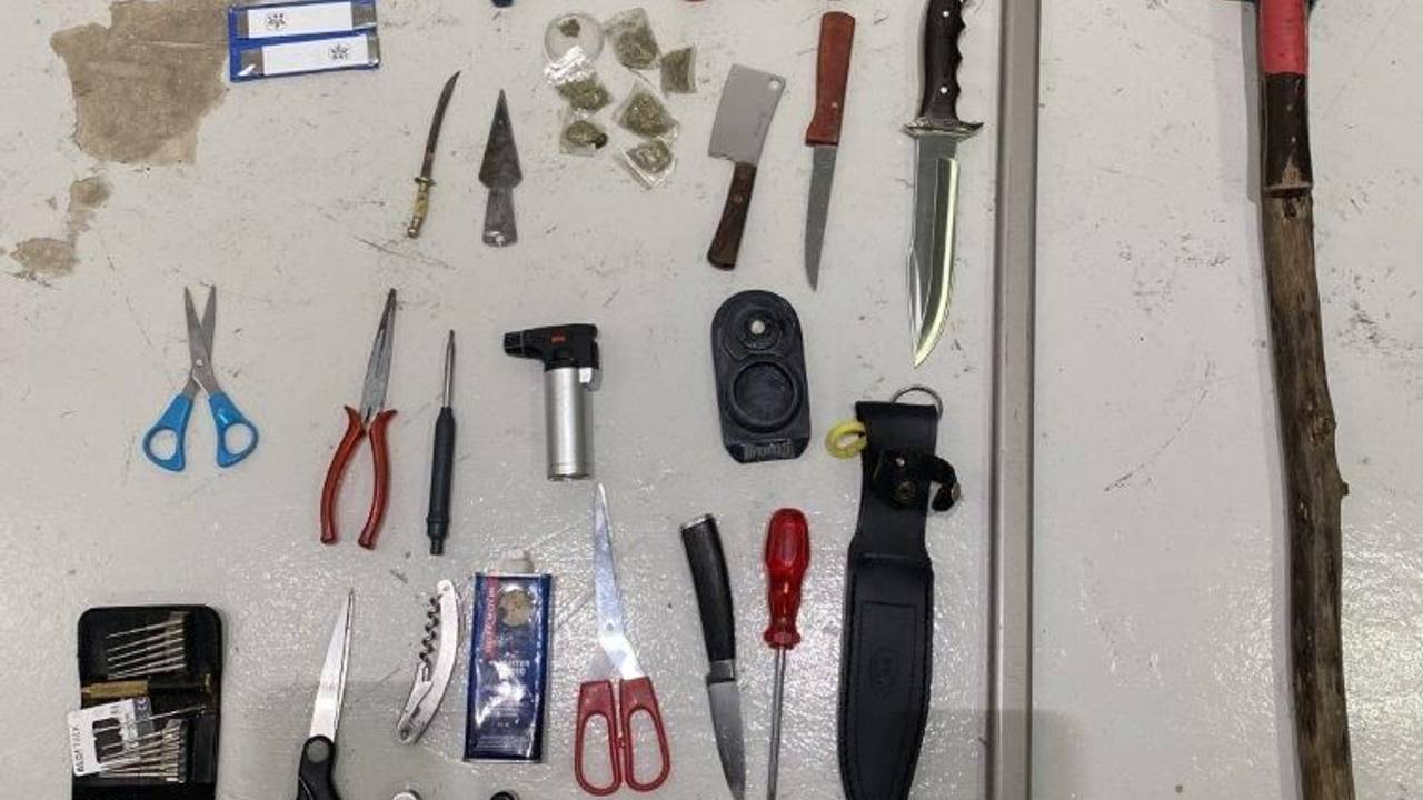 Diverse Waffen und Drogen, die bei einem Mann gefunden worden.