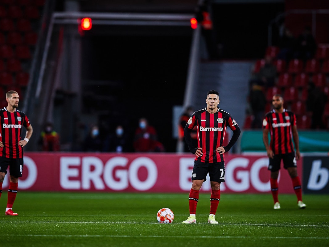 Paulinho und Robert Andrich stemmen die Hände in die Hüften.