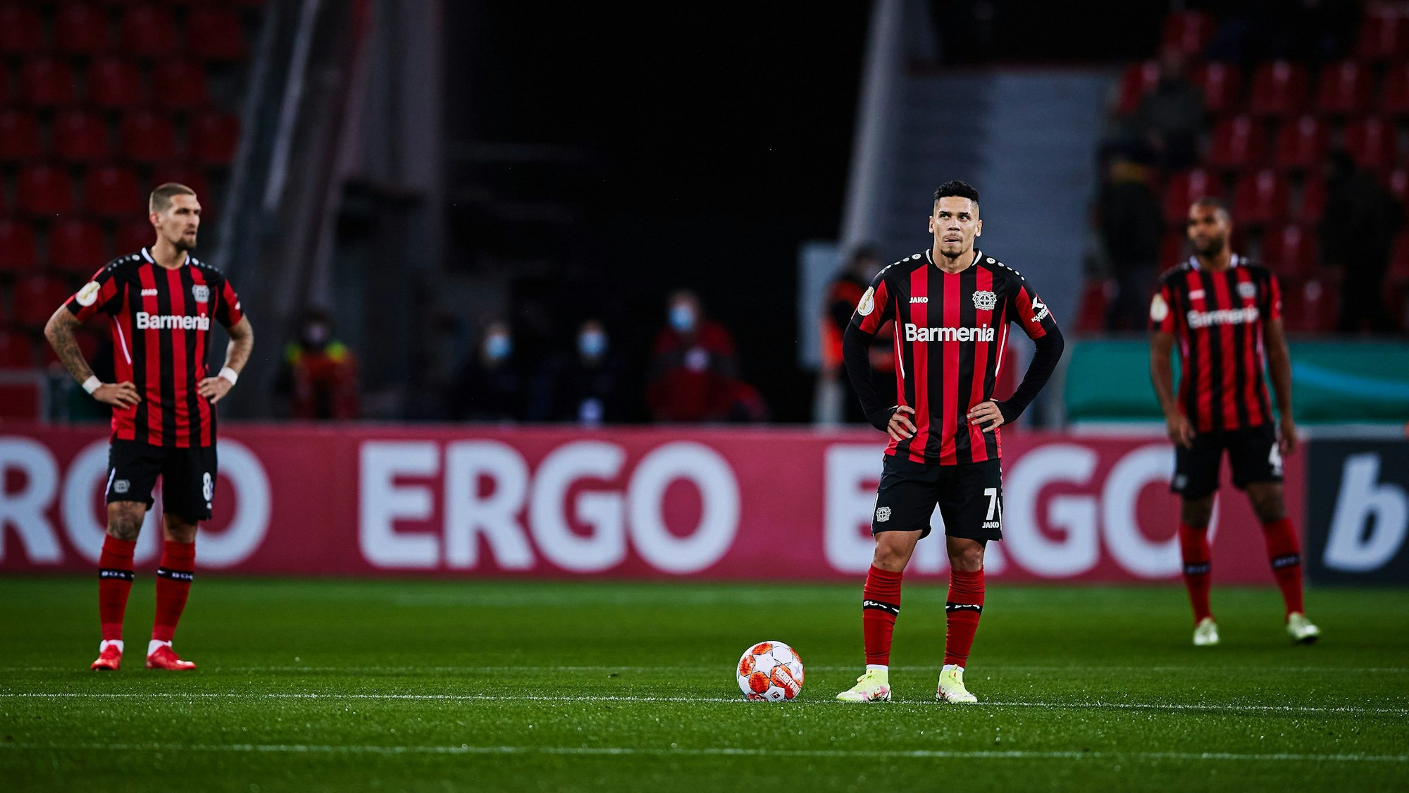 Paulinho und Robert Andrich stemmen die Hände in die Hüften.