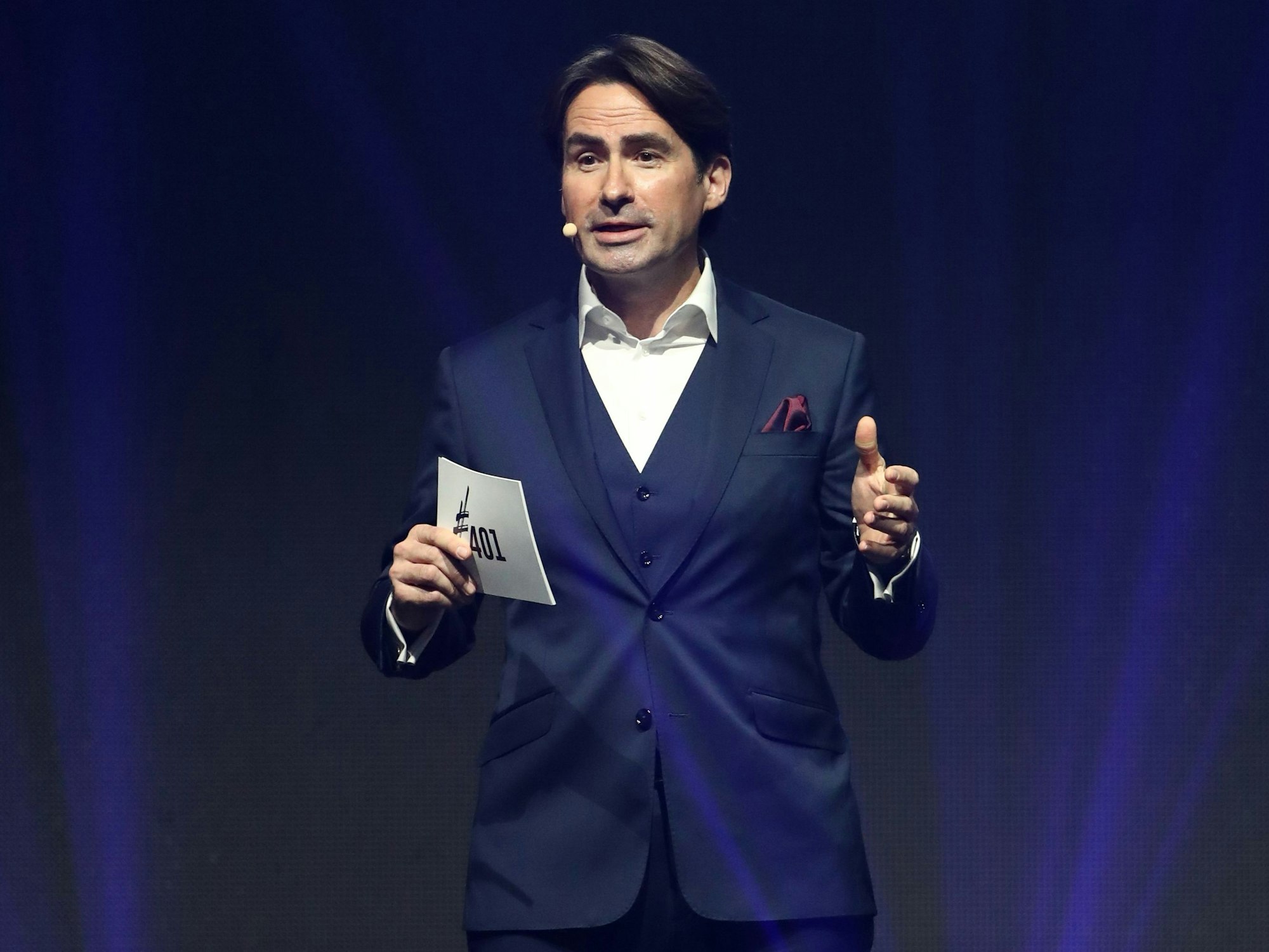 Christoph Bauer spricht auf der Bühne.