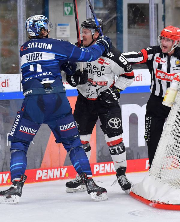Louis-Marc Aubry Nr.11 - ERC Ingolstadt und Moritz Müller Nr.91 - Kölner Haie geraten aneinander.