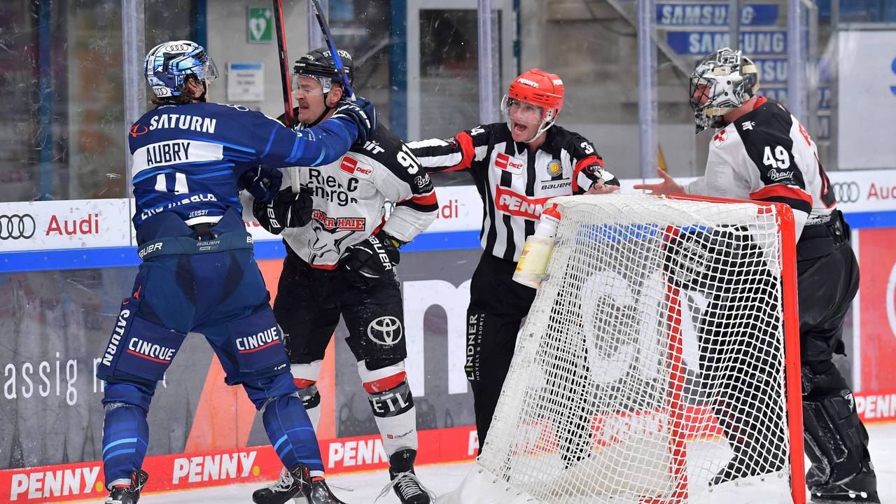 Louis-Marc Aubry Nr.11 - ERC Ingolstadt und Moritz Müller Nr.91 - Kölner Haie geraten aneinander.