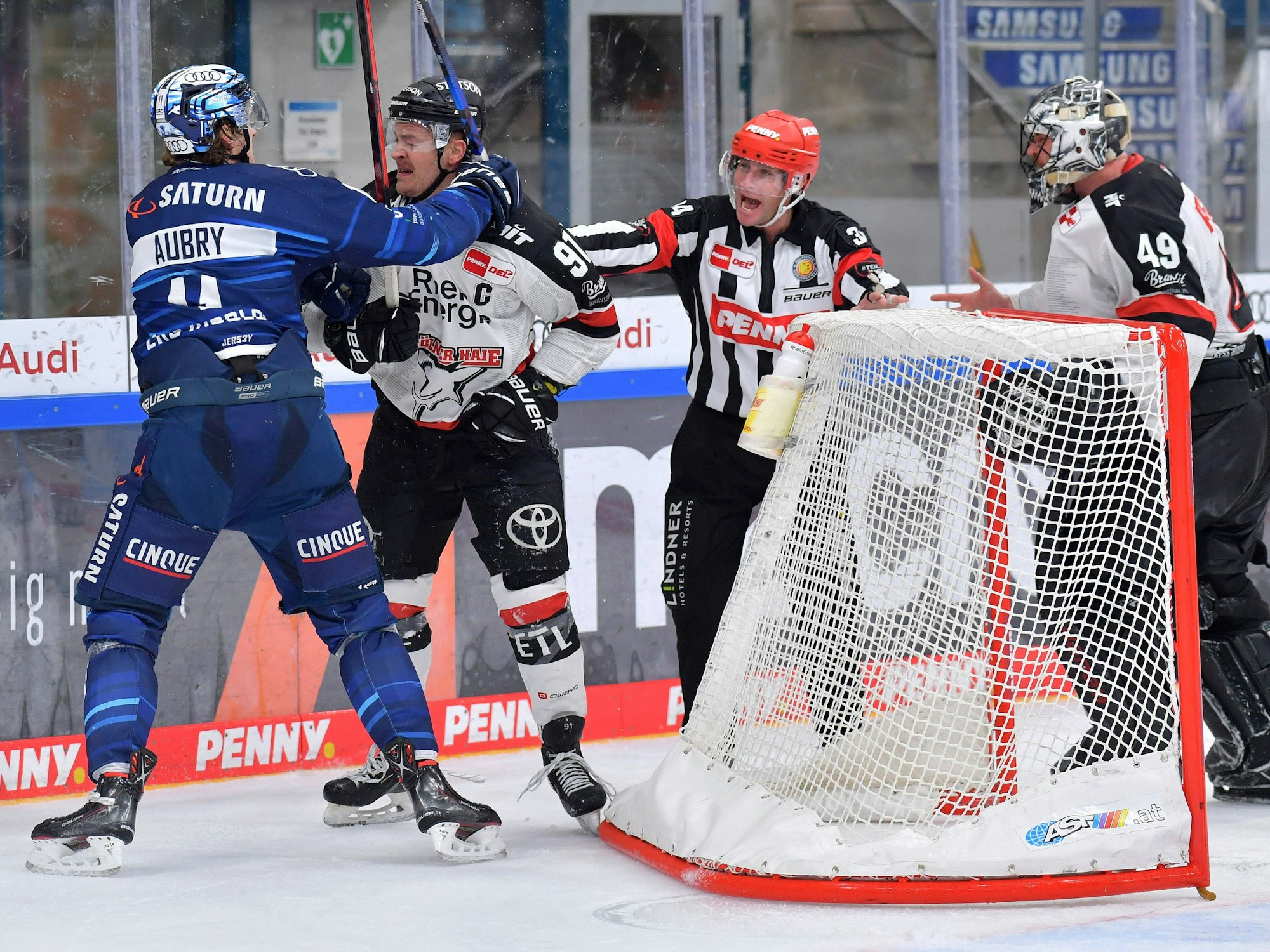 Louis-Marc Aubry Nr.11 - ERC Ingolstadt und Moritz Müller Nr.91 - Kölner Haie geraten aneinander.
