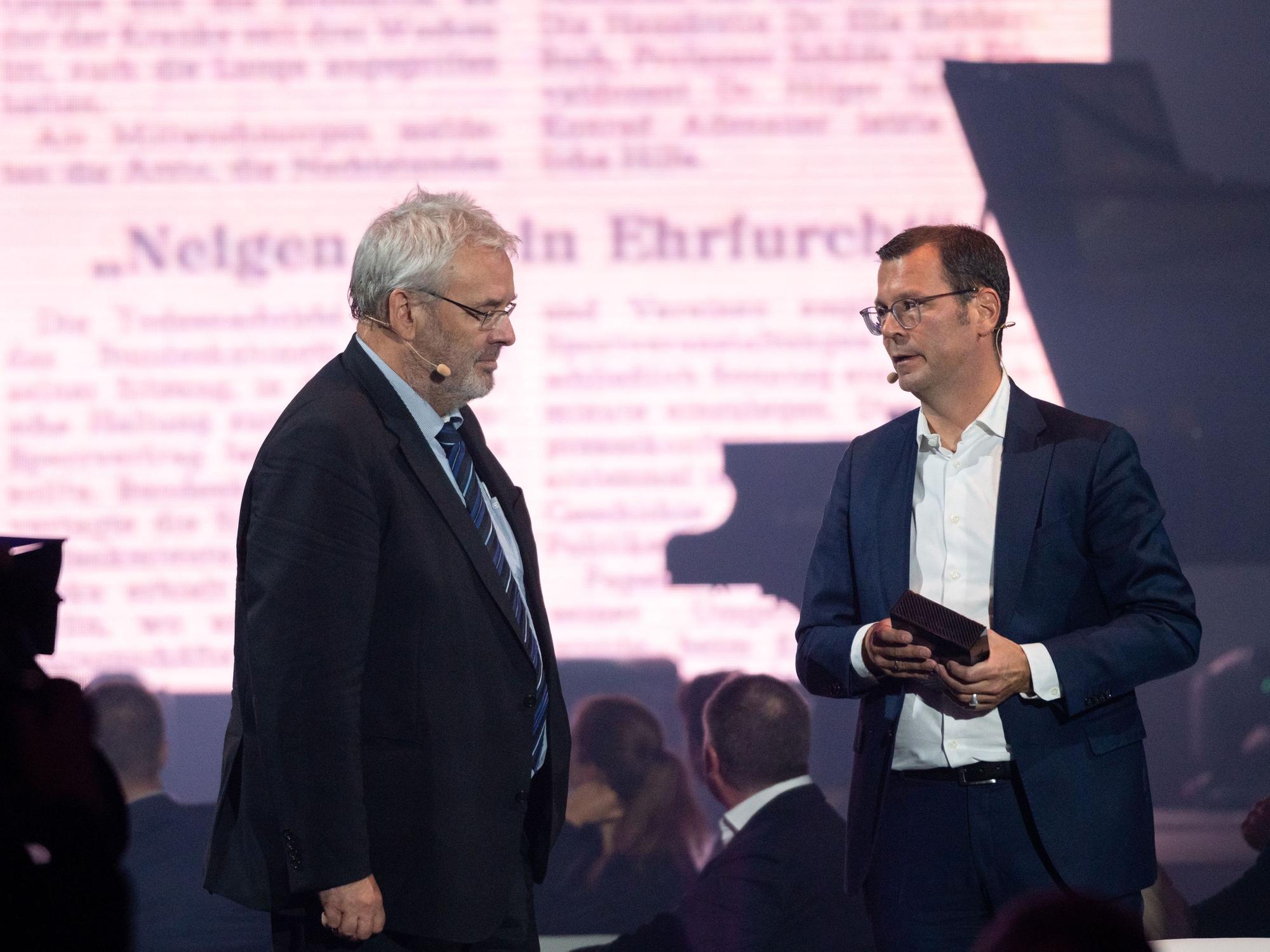 Carsten Fiedler übergibt die Festplatte an Uni-Rektor Professor Axel Freimuth.