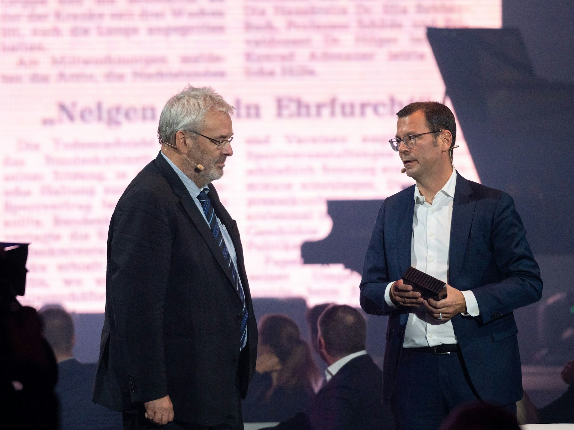 Carsten Fiedler übergibt die Festplatte an Uni-Rektor Professor Axel Freimuth.