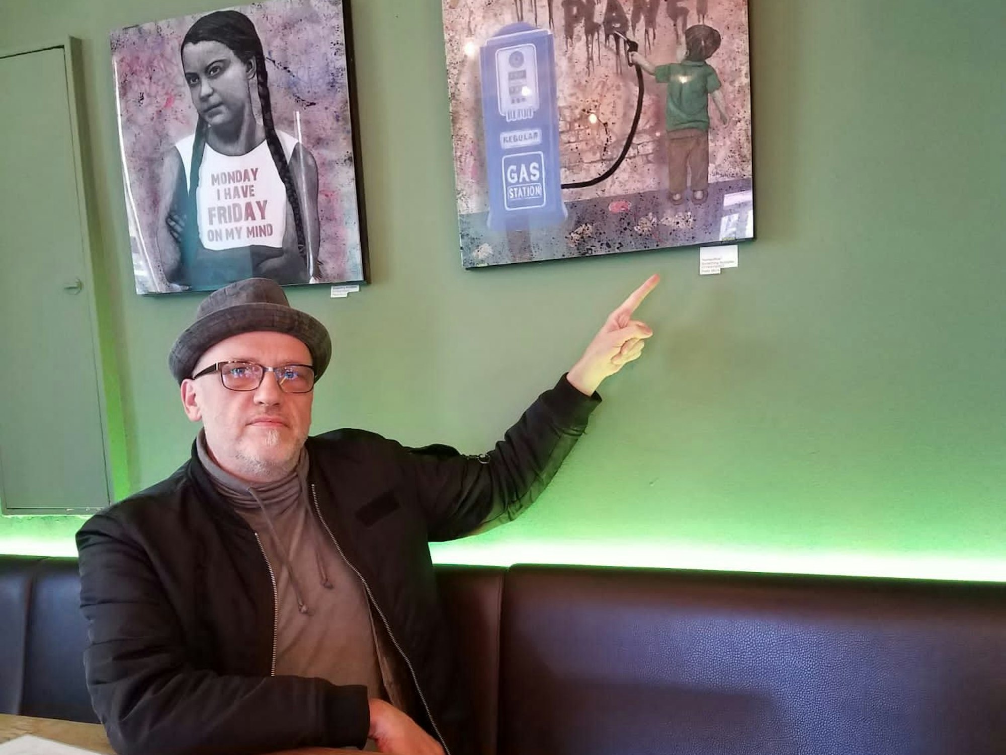 Künstler Peter M. zeigt Bild im Filos in der Kölner Südstadt