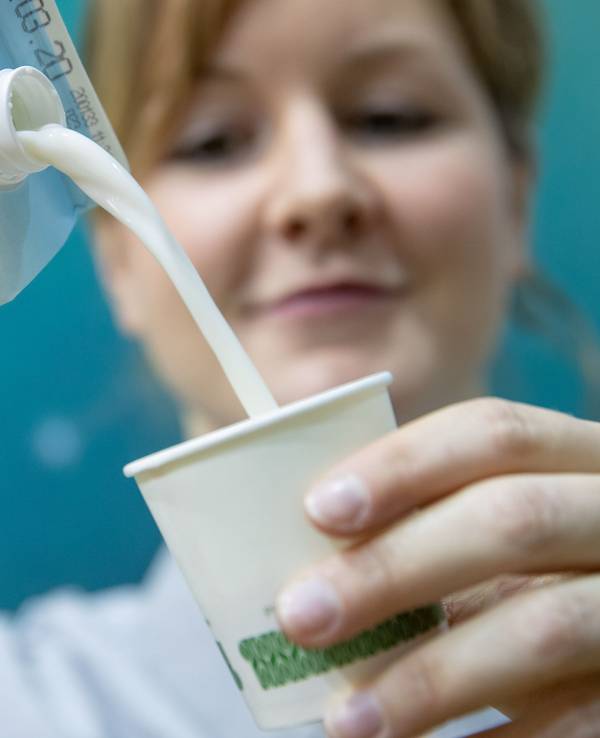 Alternative zu Milch: Hafermilch erfreut sich bei vielen großer Beliebtheit. Zumal sie laktosefrei und gut fürs Klima ist. Doch wie haben die einzelnen Produkte abgeschnitten? Unser Archivbild wurde 2020 aufgenommen.