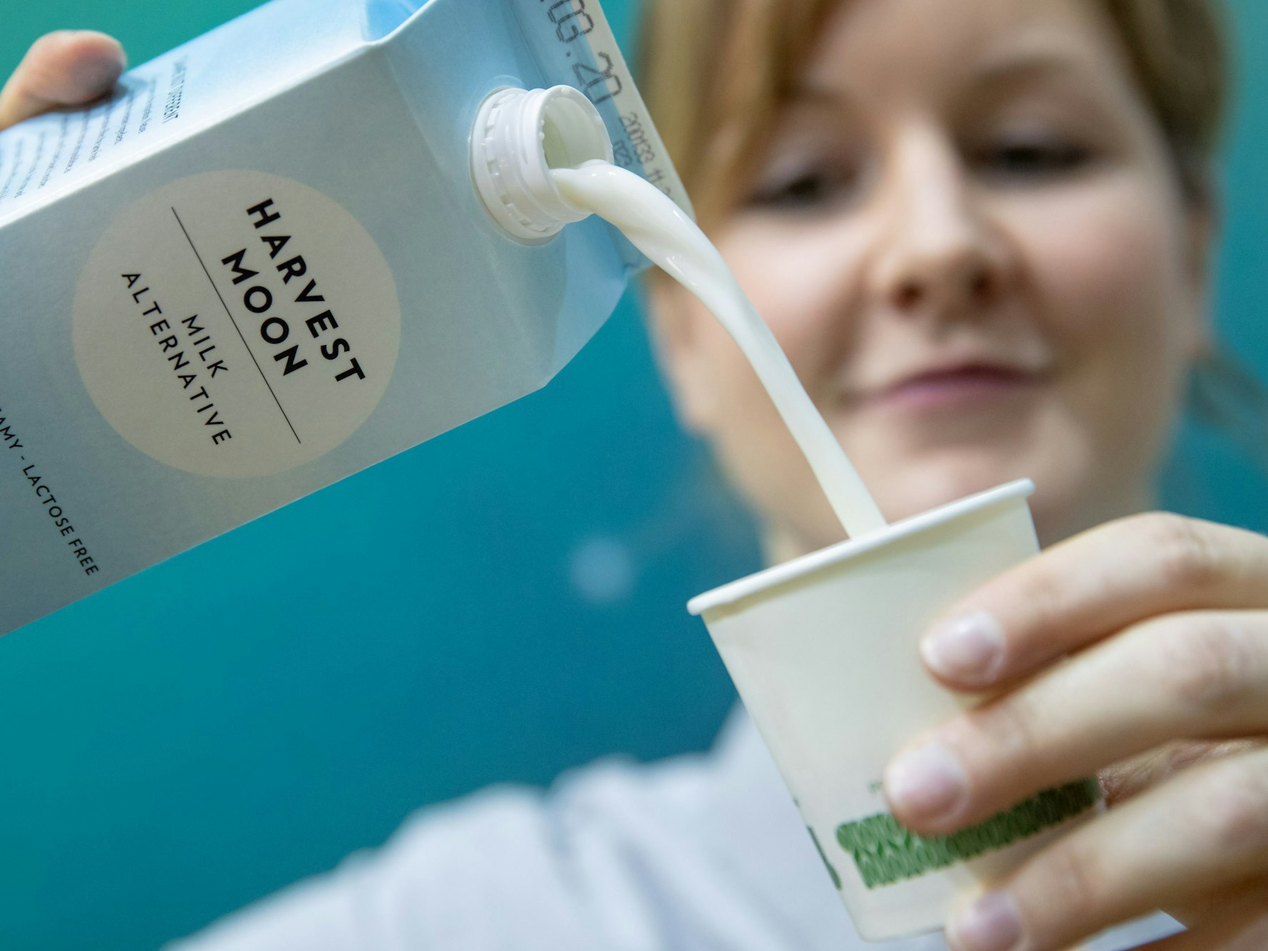 Alternative zu Milch: Hafermilch erfreut sich bei vielen großer Beliebtheit. Zumal sie laktosefrei und gut fürs Klima ist. Doch wie haben die einzelnen Produkte abgeschnitten? Unser Archivbild wurde 2020 aufgenommen.