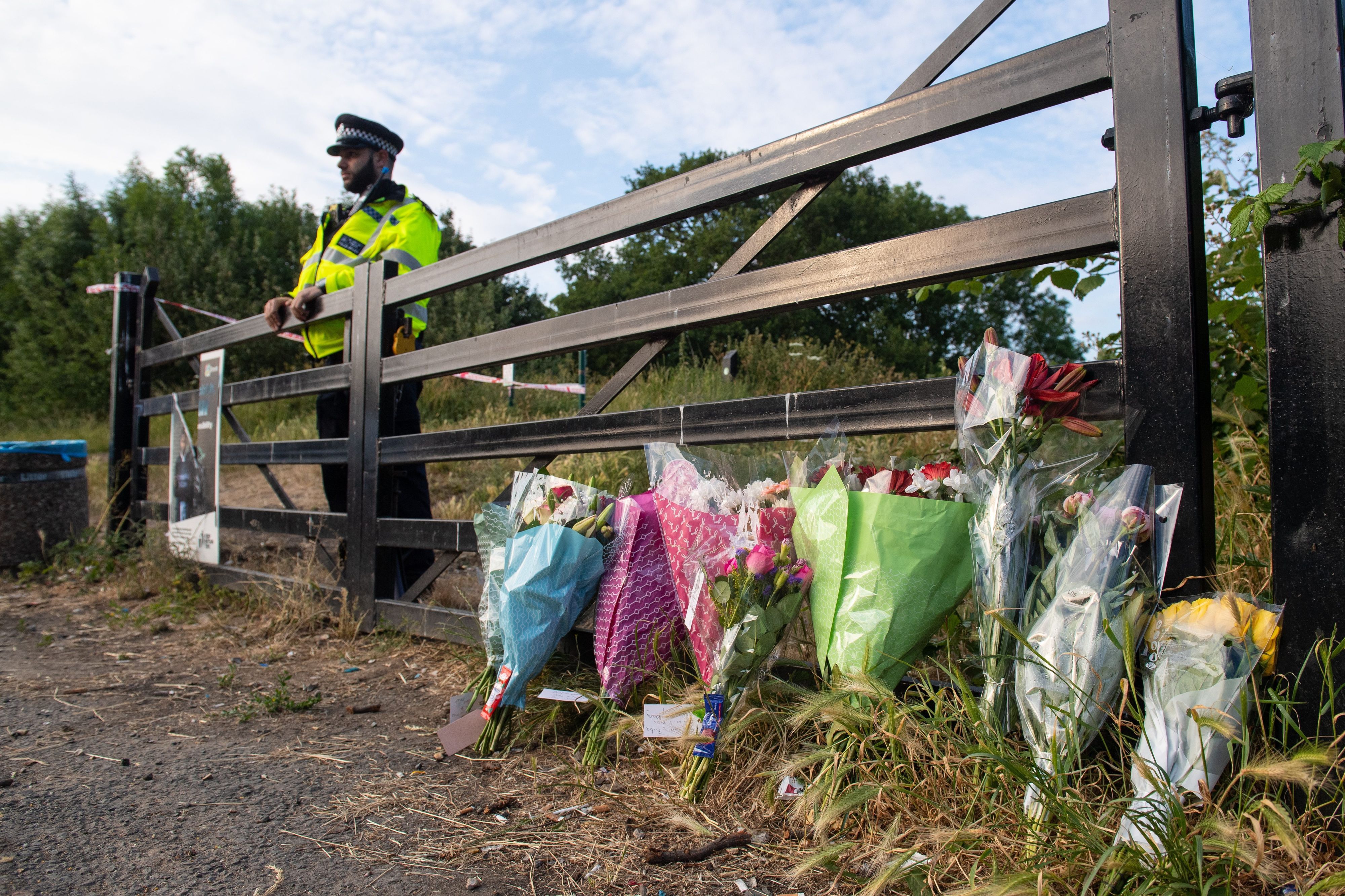 Blumen liegen am Eingang des Fryent Country Park in Wembley, wo nach dem Tod zweier Schwestern eine Morduntersuchung eingeleitet wurde.