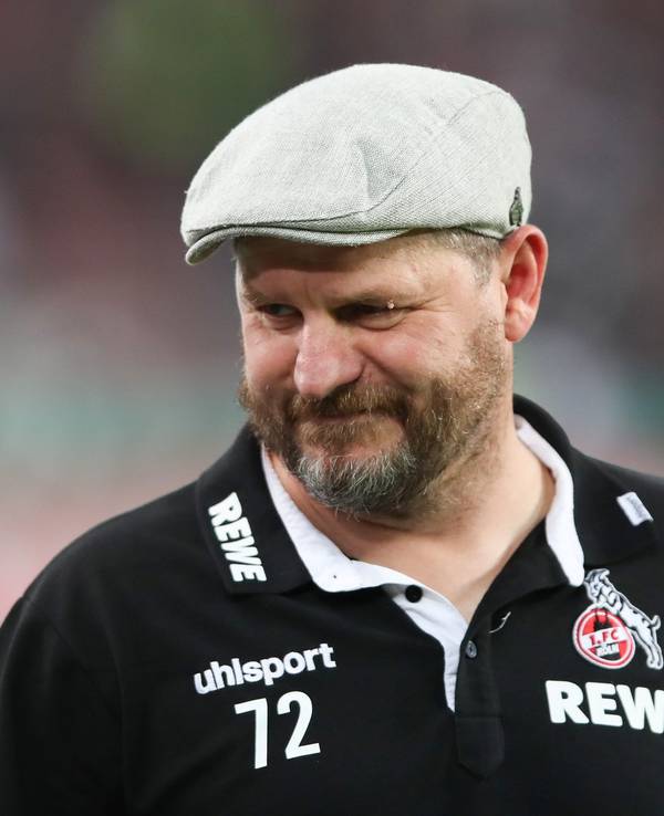 Steffen Baumgart beim Pokalspiel gegen den VfB Stuttgart mit seiner Schiebermütze.
