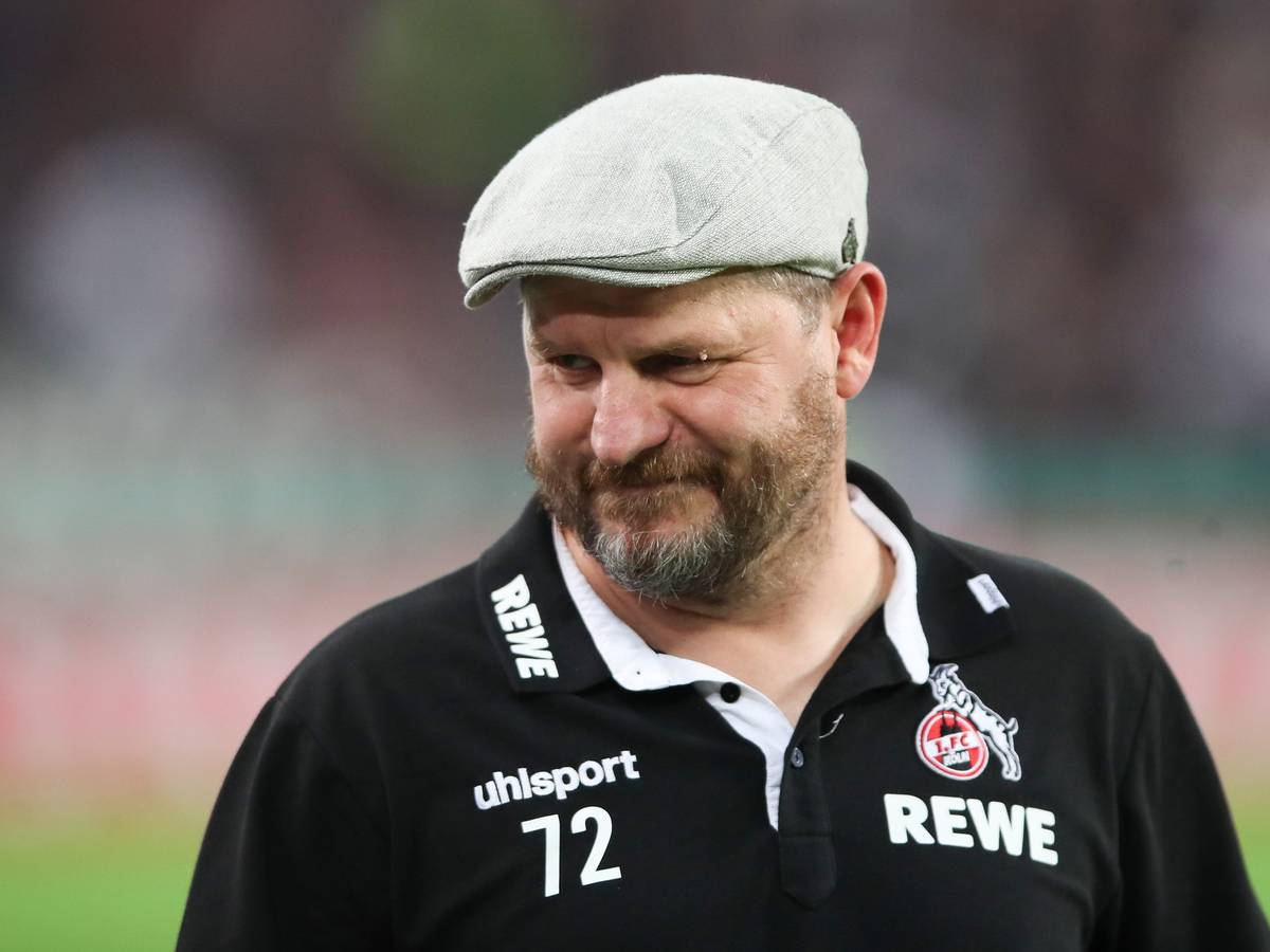 Steffen Baumgart beim Pokalspiel gegen den VfB Stuttgart mit seiner Schiebermütze.