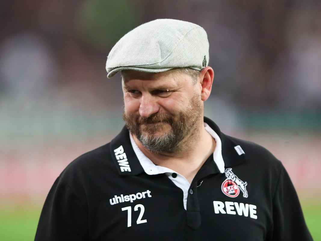 Steffen Baumgart beim Pokalspiel gegen den VfB Stuttgart mit seiner Schiebermütze.