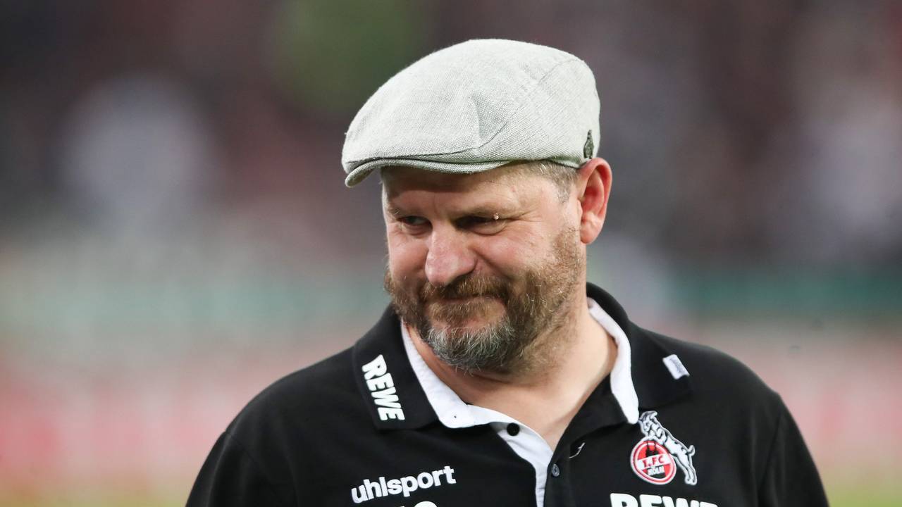 Steffen Baumgart beim Pokalspiel gegen den VfB Stuttgart mit seiner Schiebermütze.